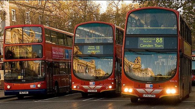 Des jeunes rugbymen mettent le cul à la vitre du bus : de la prison dit Madame l'aristocrate 