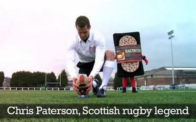 Chris Paterson dans une publicité ridicule pour le Haggis