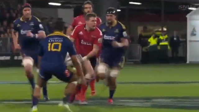 VIDEO. Super Rugby. Colin Slade et Nadolo enchaînent deux magnifiques passes pour l'essai