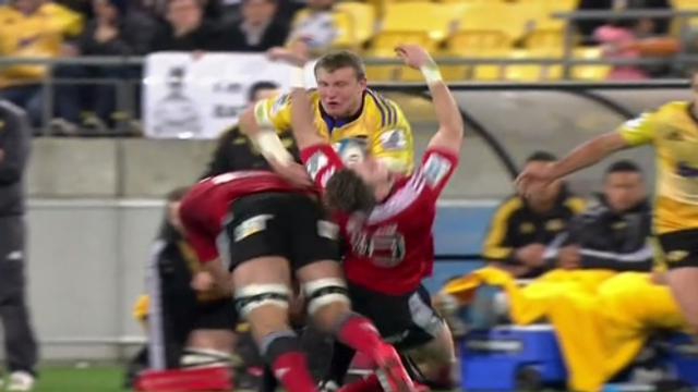 VIDÉO. SUPER RUGBY. Colin Slade se prend une énorme percussion... et se relève comme si de rien était