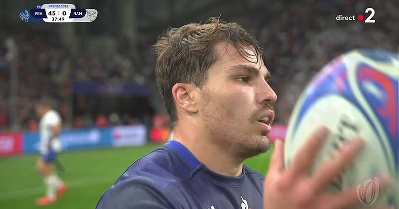 Antoine Dupont (avec un casque) de retour, titulaire et capitaine pour le  1/4 de finale de la coupe du monde de rugby. Il se sent très bien et en  pleine capacité