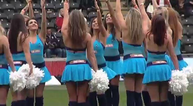 VIDEO. Coupe du monde de rugby à XIII - Quand les pom-pom girls font le show