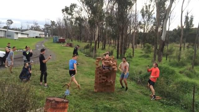 VIDEO. Rugby Amateur #54. David Andjelz défonce un mur de briques pour NRL Rookie