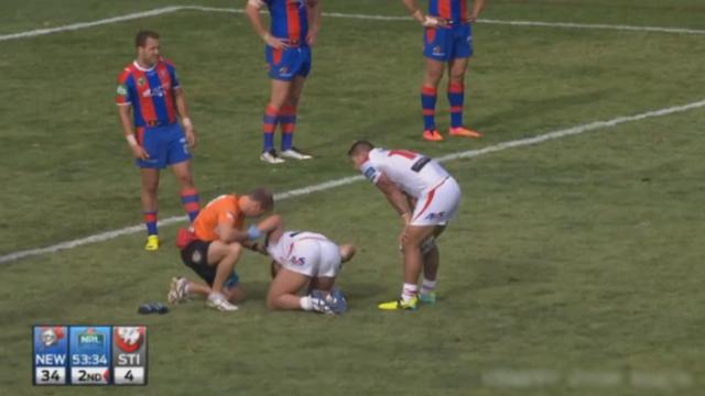 VIDEO. NRL - Découpé par un plaquage appuyé de Timana Tahu, Jack De Belin vomit sur la pelouse 