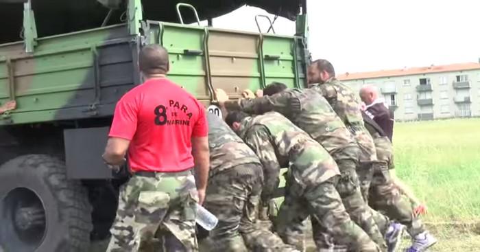 VIDEO. Pousser un camion de 11 tonnes, sauter d'un pont et secourir un coéquipier, les Castrais passent en mode commando