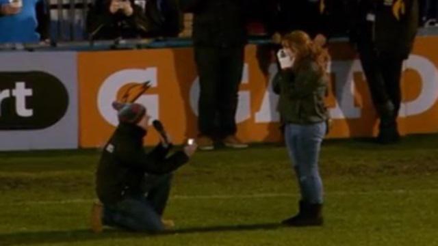 VIDEO. Un supporter des London Wasps demande sa compagne en mariage sur la pelouse de l'Adams Park