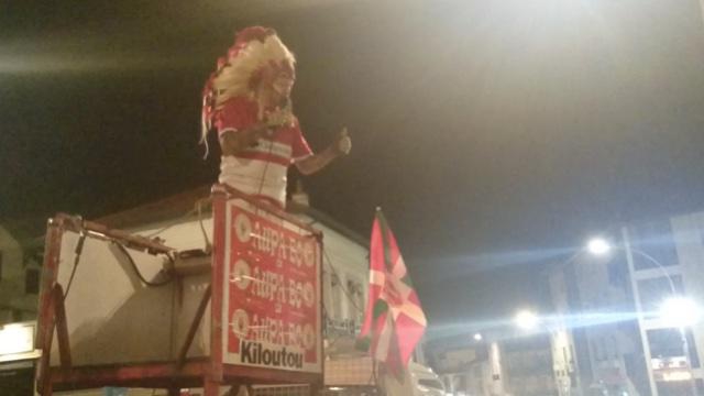 VIDÉO. INSOLITE. Derby basque : L'indien Geronimo fait son show dans les rues de Biarritz