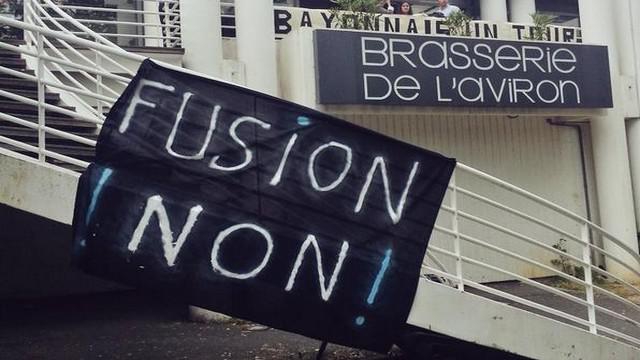 VIDEO. Top 14/Pro D2. Des centaines de supporters de Bayonne mobilisés contre la fusion avec Biarritz