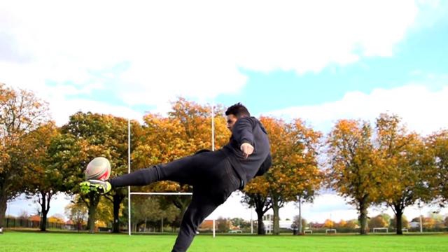 VIDEO. Des footballeurs freestyle font ce qu'ils veulent avec un ballon de rugby