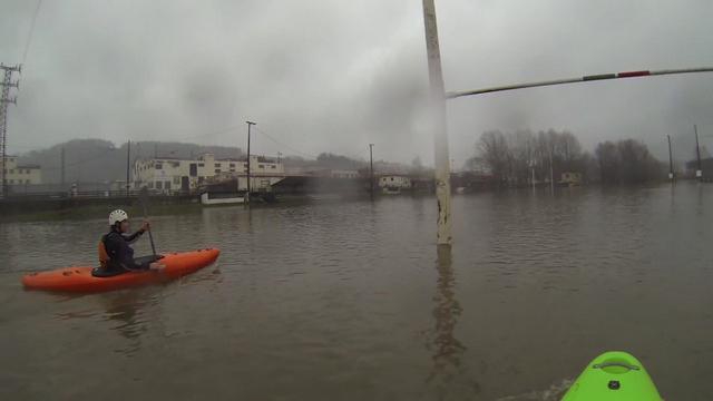 VIDEO. Deux kayakistes se baladent sur un terrain de rugby dans le Pays basque