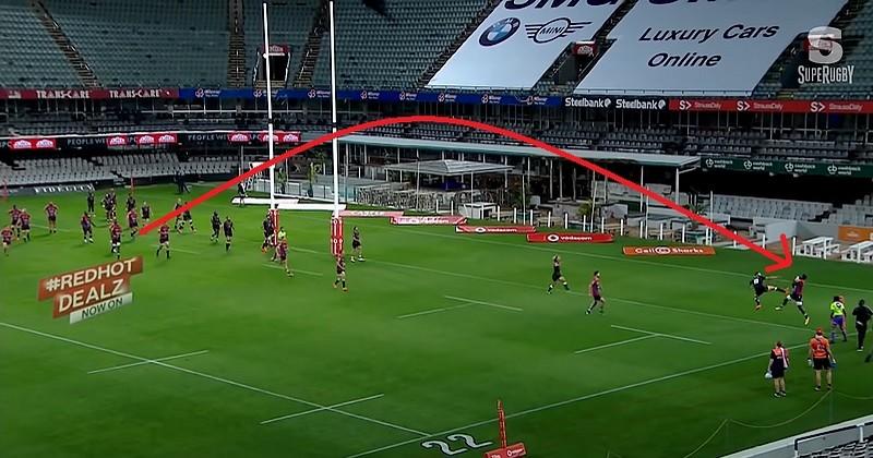 Difficile de ne pas croire que le ballon n'était pas téléguidé sur cette passe au pied [VIDEO]