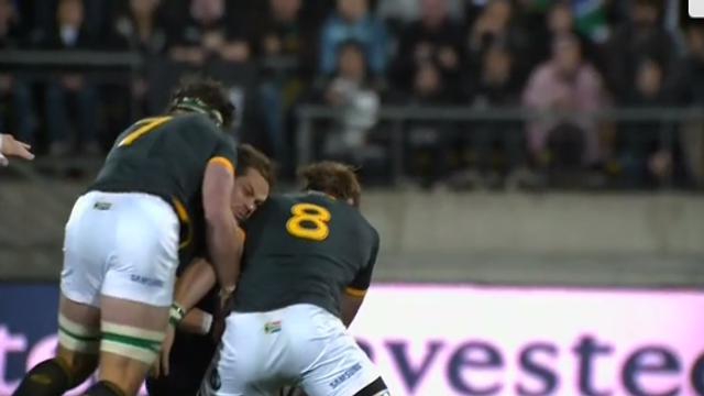 VIDÉO. Duane Vermeulen colle un gros tampon à l'épaule de Richie McCaw sur son premier ballon