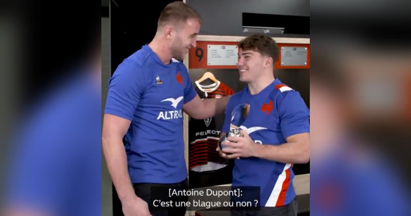 VIDEO. Jelonch surprend Antoine Dupont avec le trophée de meilleur joueur du monde