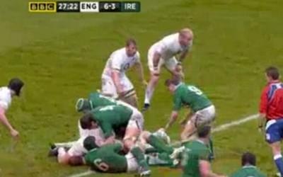 Dylan Hartley mord le doigt de Stephen Ferris