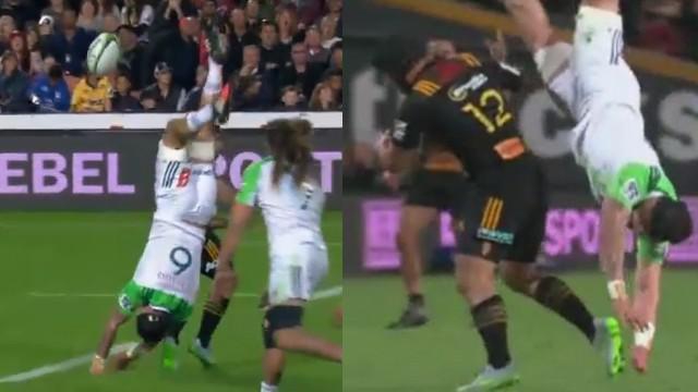 VIDEO. Super Rugby. Le 3e Elliott Dixon évite le pire après le plaquage dangereux de Charlie Ngatai 