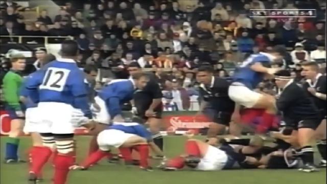 VIDEO. FLASHBACK. 1999. Quand Fabien Pelous déclenchait les hostilités en sautant à pieds joints sur un All Black