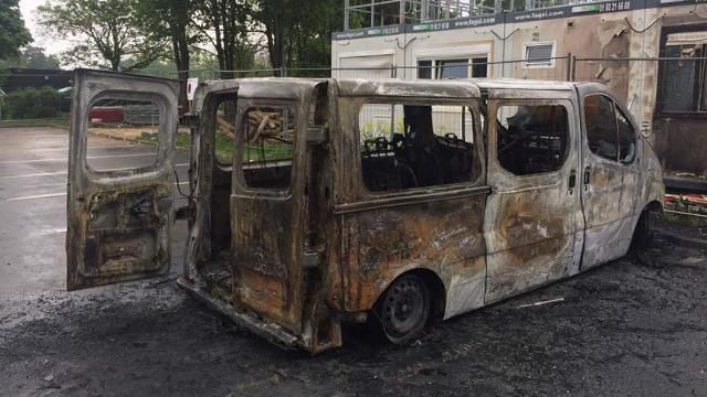 PHOTOS. Fédérale 1 : minibus carbonisé, barnum saccagé... Le club de Massy vandalisé