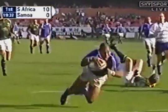 FLASHBACK. 2002. Fereti Tuilagi conclut une action de 105 mètres des Samoa face aux Springboks 