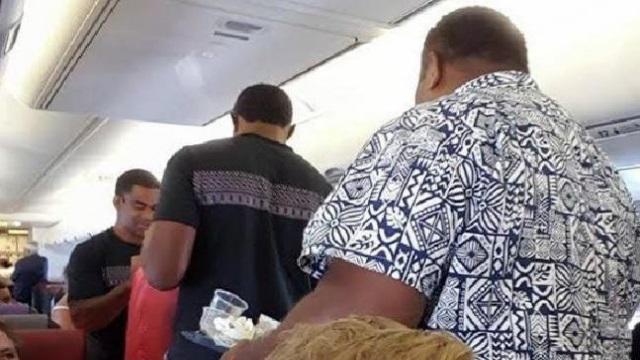 PHOTOS. INSOLITE : L'équipe de Fidji 7s remplace le personnel de l'avion pour faire le service