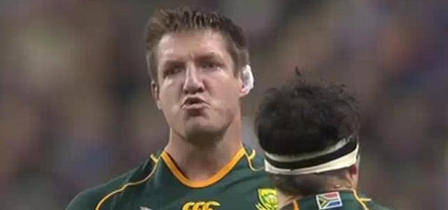 VIDEO. Bakkies Botha plaque Benjamin Kayser dangereusement... et lui envoie un baiser. 