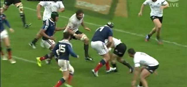 VIDEO. France - All Blacks : Vincent Debaty pose Ryan Crotty sur le cul