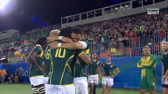 Rio 2016 - Rugby à 7. Francois Hougaard a offert sa médaille de bronze à Seabelo Senatla