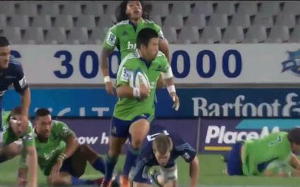 Fumiaki Tanaka pousse le All Black Aaron Smith sur le banc