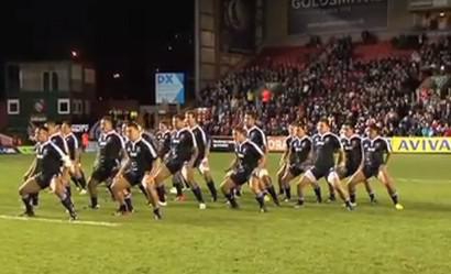 Les Maoris font un Haka impressionnant face aux Tigres de Leicester
