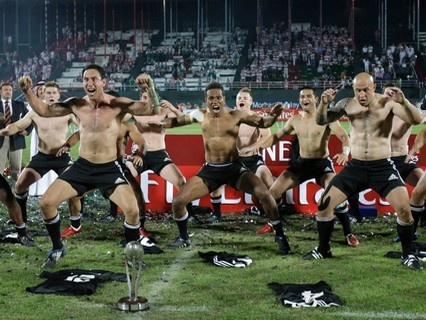 Haka spécial après la victoire des Blacks au Dubai Sevens 2009