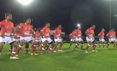 Le Haka des Tonga face à l'équipe anglaise de Newcastle 