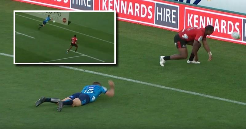 Super Rugby - Hall a dégoutté l'arrière adverse d'une passe au pied millimétrée