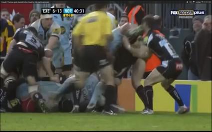 Un joueur d'Exeter prend un coup de crampon dans la tronche