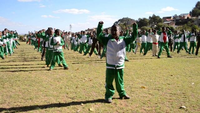 VIDEO. Cinq étudiants et rugbymen d'HEC à Madagascar pour une mission humanitaire pas comme les autres