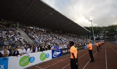 Les supporters bayonnais chantent Hegoak à Jean-Dauger