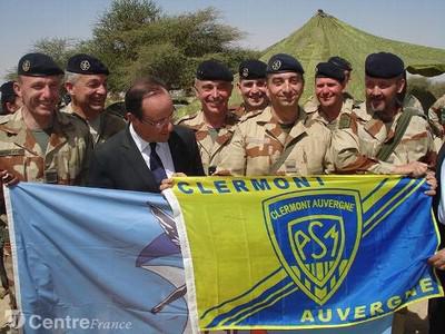 François Hollande pose avec un drapeau de l'ASM