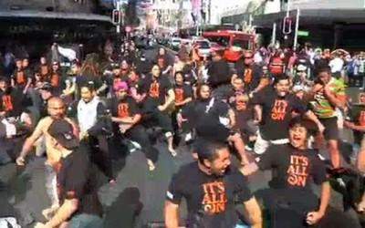 Impressionnant ! Un Flash Mob Haka au centre d'Auckland