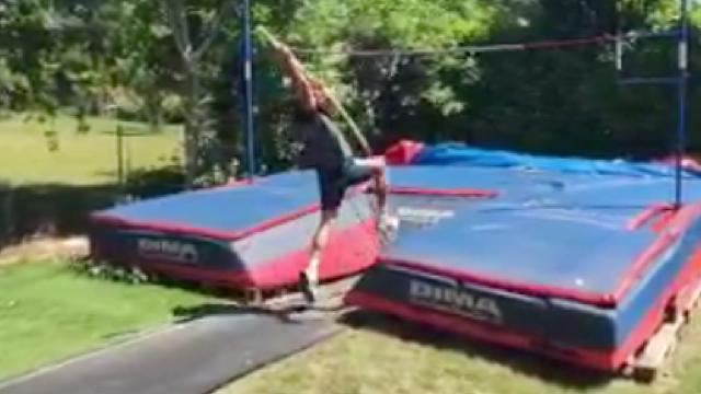 INSOLITE. Quand Julien Pierre s'entraîne au saut à la perche avec Renaud Lavillenie