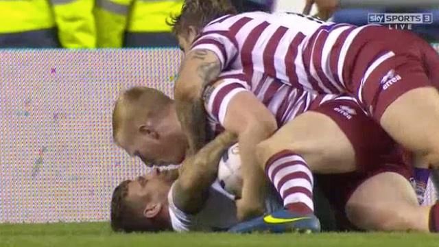 VIDEO. INSOLITE. Rugby à XIII : Le baiser de la mort de Liam Farrell à Ben Cockayne