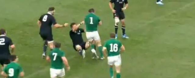 VIDEO. Irlande - All Blacks : Cian Healy met Richie McCaw sur le cul