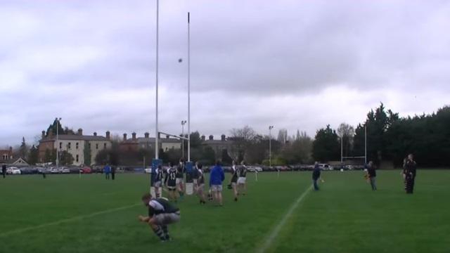 VIDEO. INSOLITE - Irlande : Le ballon touche quatre fois les poteaux... mais la transformation passe