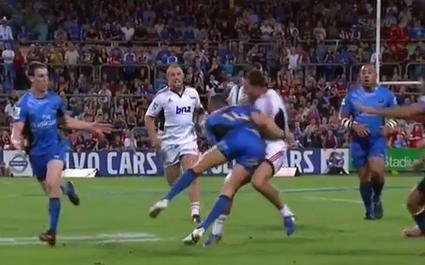 Israel Dagg se fait couper en deux par Ed Stubbs