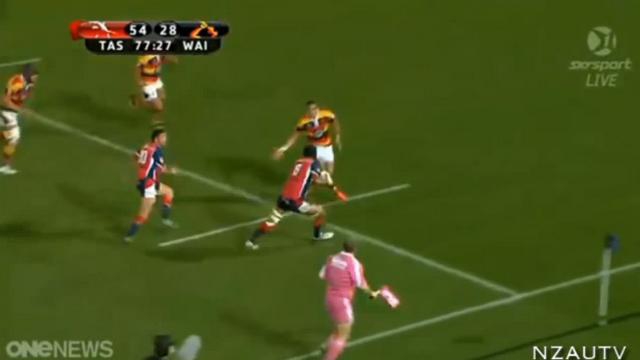 VIDEO. ITM Cup : Le troisième ligne de Tasman humilie l'ailier de Waikato