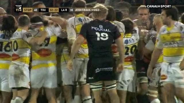 GIF. Top 14. Stade Toulousain - La Rochelle. Jordan Sénéca tente de faire sauter les plombages de Jean-Marc Doussain