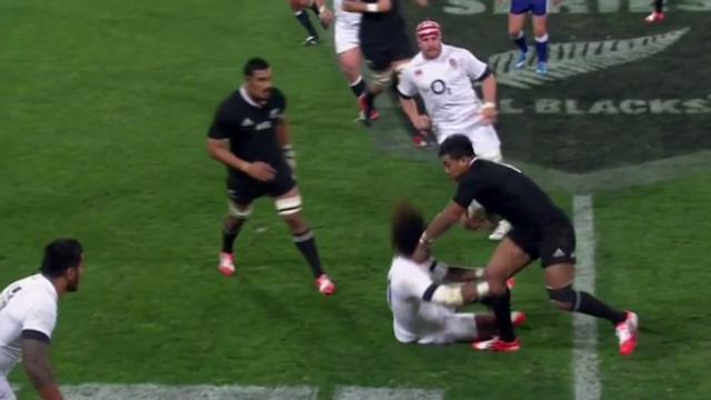 VIDÉO. All Blacks - Angleterre : Julian Savea met Marland Yarde sur le cul avec une grosse percussion