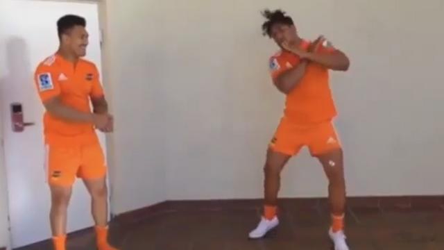 VIDEO. Insolite - Julian Savea est aussi bon pour distribuer les caramels que pour danser