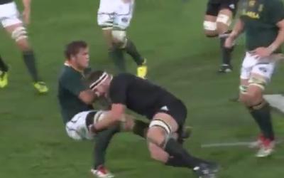 Duane Vermeulen reçoit le ballon et Kieran Read en même temps