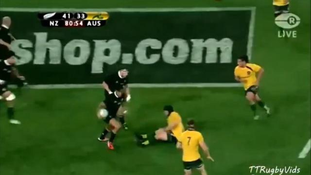 VIDEO. Bledisloe Cup : L'ailier All Black Julian Savea met le pilier Benn Robinson sur le cul