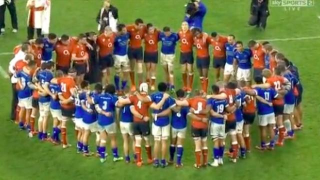 Instant Valeurs : L'Angleterre et les Samoa partagent une prière sur la pelouse après leur match