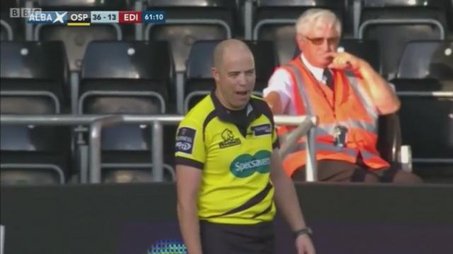 VIDEO. L'arbitre irlandais Peter Fitzgibbon se fait incendier par les commentateurs suite à des décisions surprenantes 