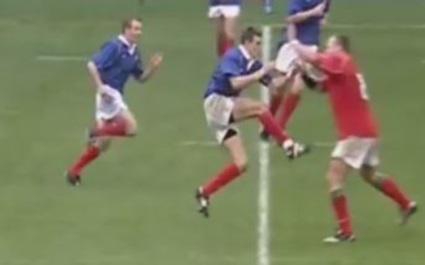 FLASHBACK. 2002. L'attentat coude en avant de Scott Quinnell sur Nicolas Brusque